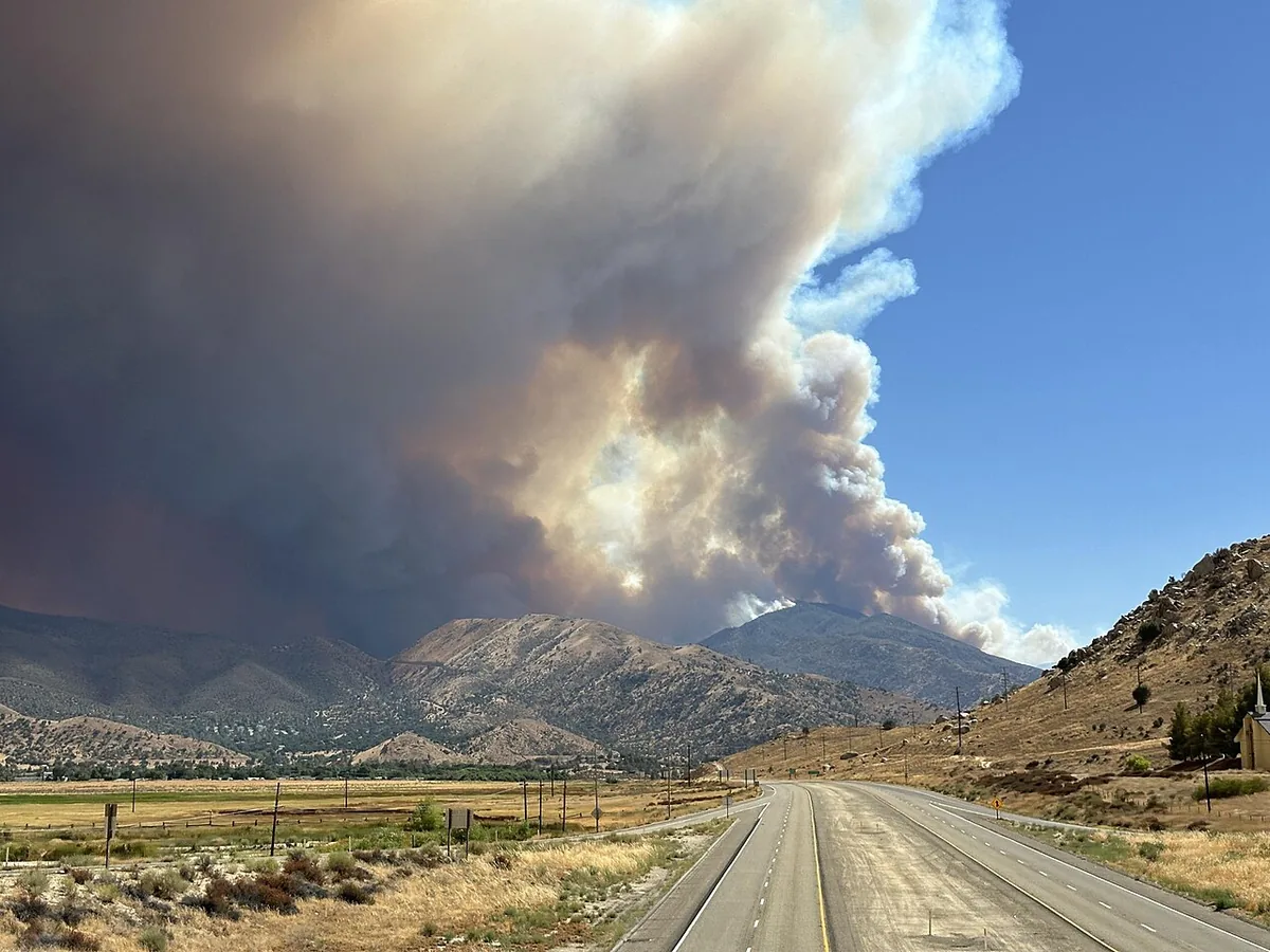 Borel Fire (2024) in Kern County, California - On August 8, 2024, the smoke column from the Borel Fire in Kern County.