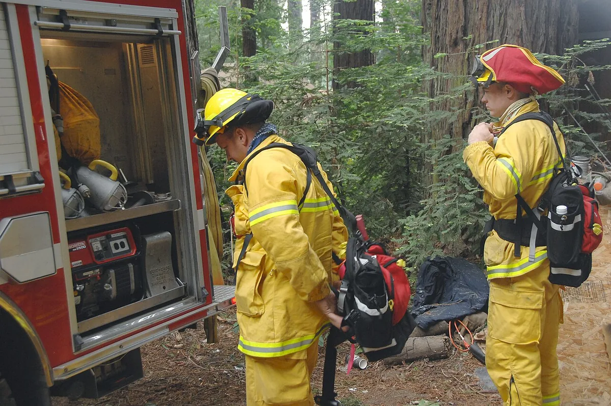Summit Fire (2008) in Santa Cruz County, California - SANTA CRUZ, Calif., (May 25, 2008) William Sorensen (left) and Petty Officer Scott P. McIntire of Coast Guard Training Center Peta