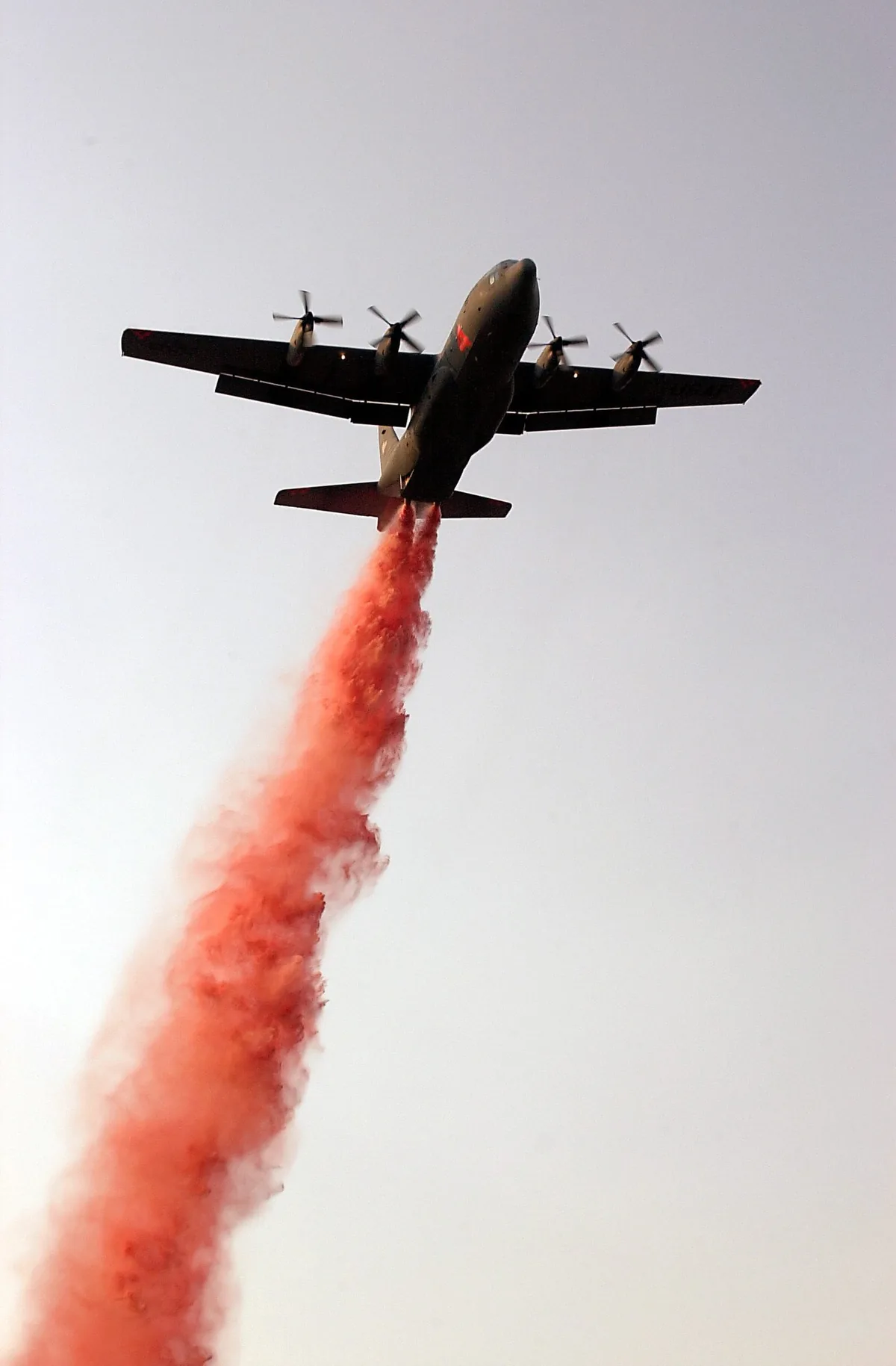 Manter Fire (2000) in Tulare County, California - A C-130 Hercules equipped with the Modular Airborne Fire Fighting System streams a charge of Phos-Chek fire retardant on the Mante