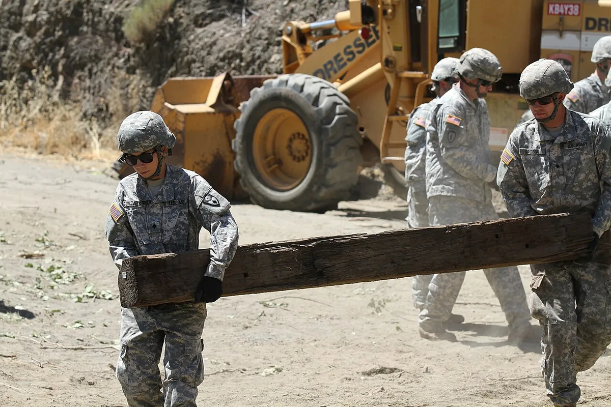 Rocky Fire (2015) in Yolo County, California - Spc. Crysti Gonzalez, left, and a team member of the 132nd Multirole Bridge Company (MRBC), California Army National Guard, carry 